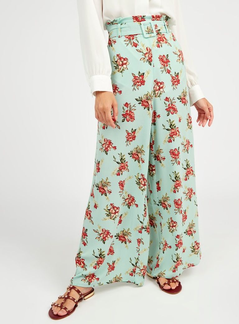 فستان أبيض طويل 