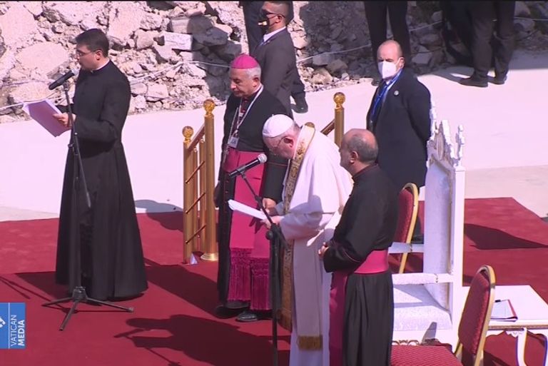 البابا فرنسيس يلقي كلمة في ساحة "حوش البيعة" بمدينة الموصل البابا فرنسيس يلقي كلمة في ساحة
