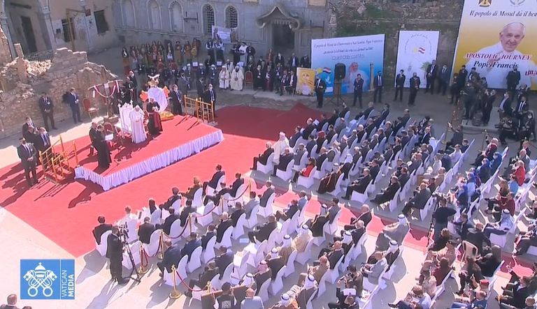 البابا فرنسيس يلقي كلمة في ساحة "حوش البيعة" بمدينة الموصل البابا فرنسيس يلقي كلمة في ساحة