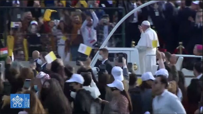 البابا فرنسيس في ملعب