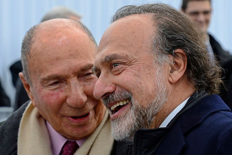 أوليفيه داسو ووالده سيرج داسو في صورة التقطت 19 ديسمبر 2012 أثناء المشاركة في عرض nEUROn ، وهي مركبة جوية قتالية تجريبية بدون طيار (UCAV) تم تطويرها في إطار كونسورتيوم أوروبي بقيادة مجموعة الدفاع الفرنسية داسو أوليفييه داسو الملياردير الفرنسي