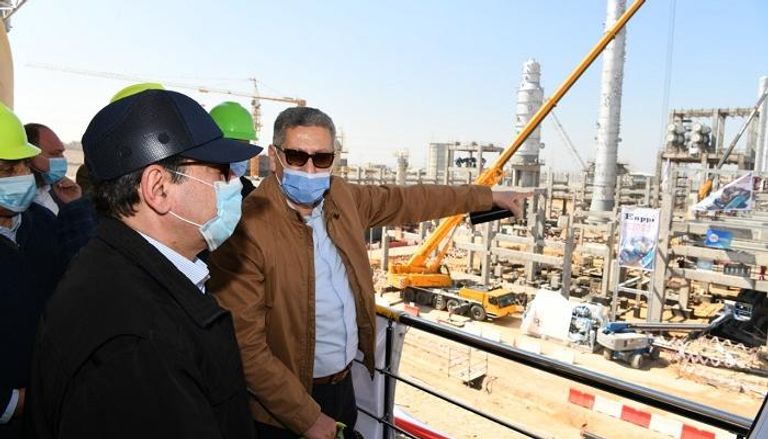 وزير البترول المصري خلال تفقده مشروع توسعات مصفاة شركة ميدور بالإسكندرية
