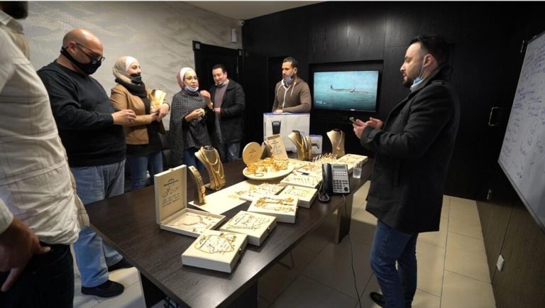 رجل أعمال أردني يكافئ موظفيه بالذهب.. رسالة لكل مدير