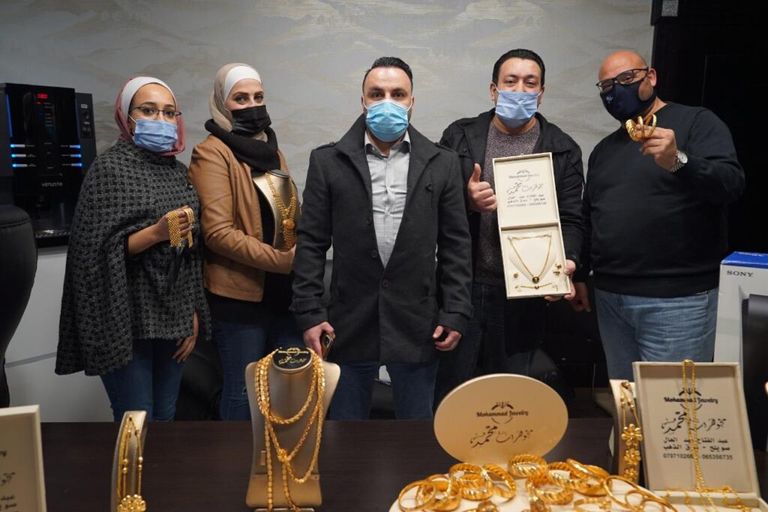 رجل أعمال أردني يكافئ موظفيه بالذهب.. رسالة لكل مدير