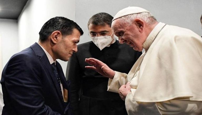 البابا فرنسيس يلتقي والد الطفل إيلان كردي