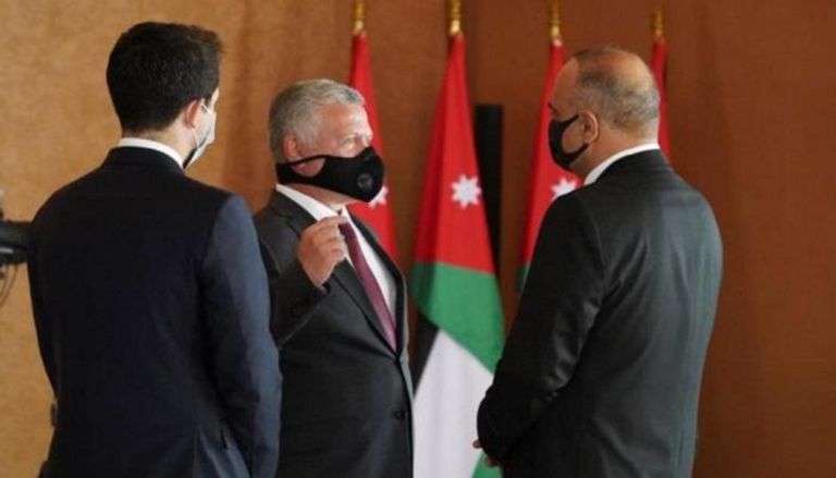 العاهل الأردني متحدثا إلى رئيس الحكومة بشر الخصاونة