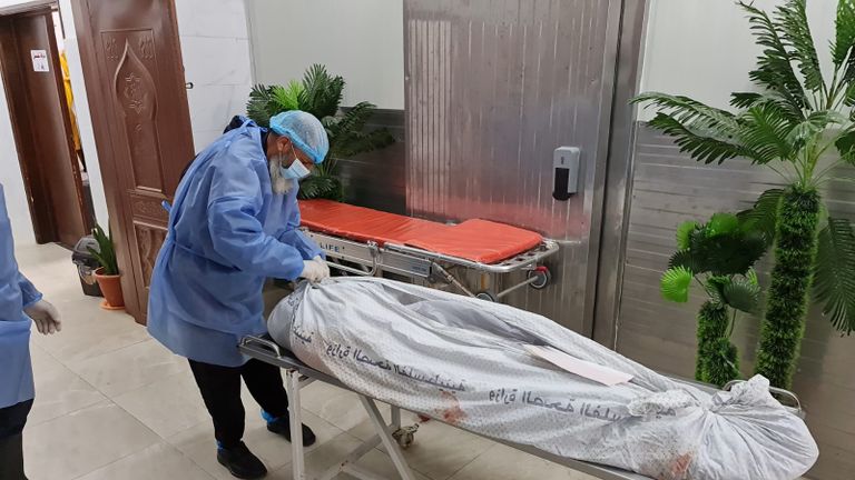 الآلاف شاركوا في تشييع الصيادين الثلاثة بغزة