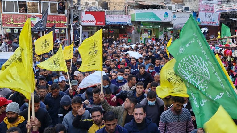 الآلاف شاركوا في تشييع الصيادين الثلاثة بغزة