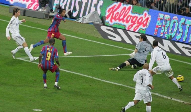 من مواجهة سابقة بين برشلونة وريال مدريد خوان لابورتا رئيس برشلونة وفلورنتينو بيريز رئيس ريال مدريد