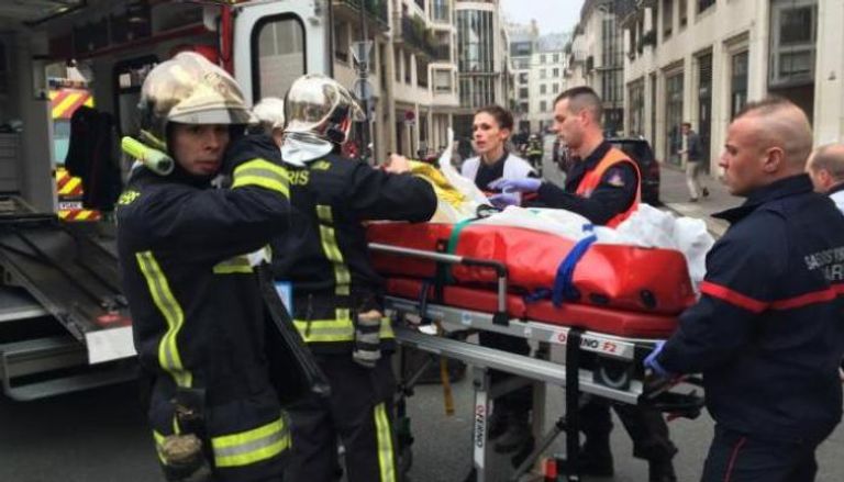 مسعفون يتعاملون مع أحد ضحايا هجمات باريس - أرشيفية