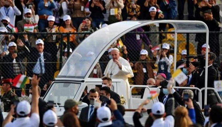 البابا فرنسيس يحيي العراقيين