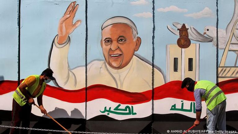 البابا فرنسيس يحيي العراقيين