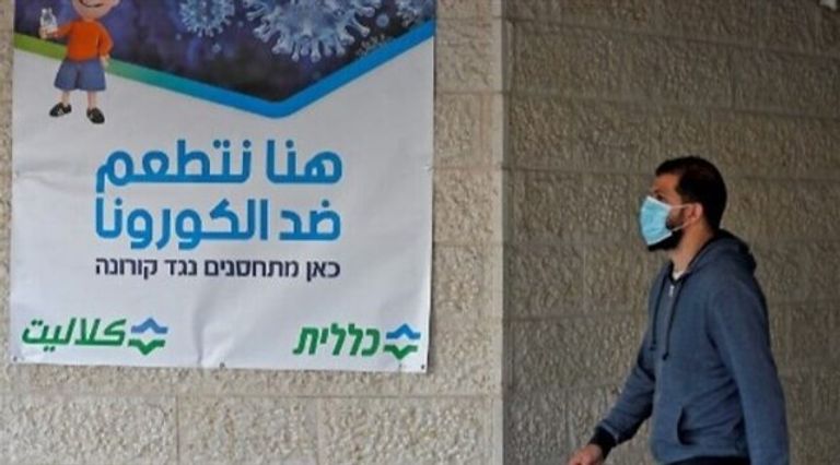 نتنياهو يتحدث مع سيدة تتلقى تطعيم كورونا