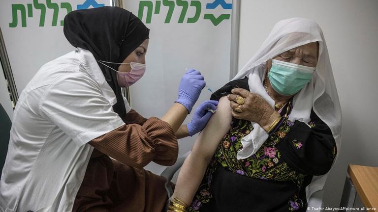 للوقاية من كورونا.. إسرائيل تطعم العمال الفلسطينيين