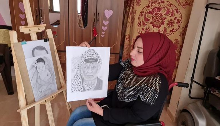 الفنانة كريمة النجار تعرض إحدى رسوماتها