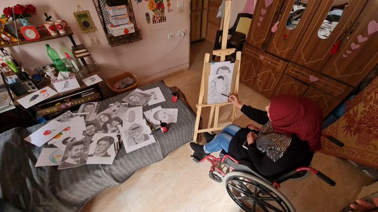 الفنانة كريمة النجار تعرض إحدى رسوماتها