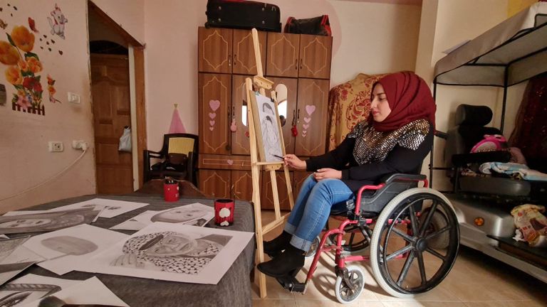 الفنانة كريمة النجار تعرض إحدى رسوماتها