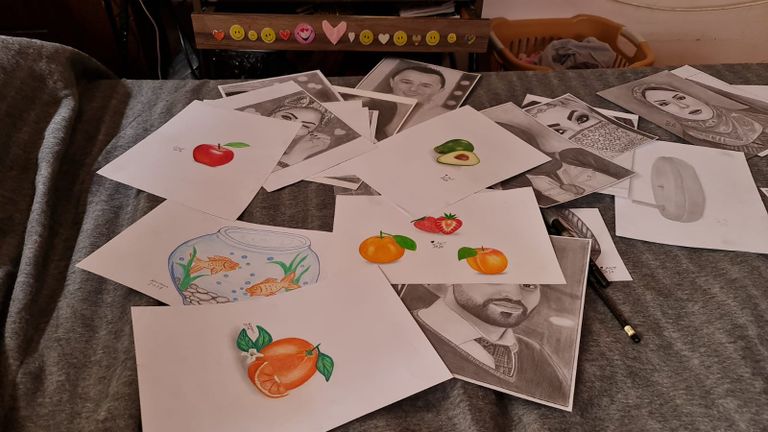 الفنانة كريمة النجار تعرض إحدى رسوماتها