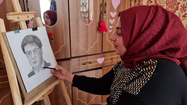 الفنانة كريمة النجار تعرض إحدى رسوماتها