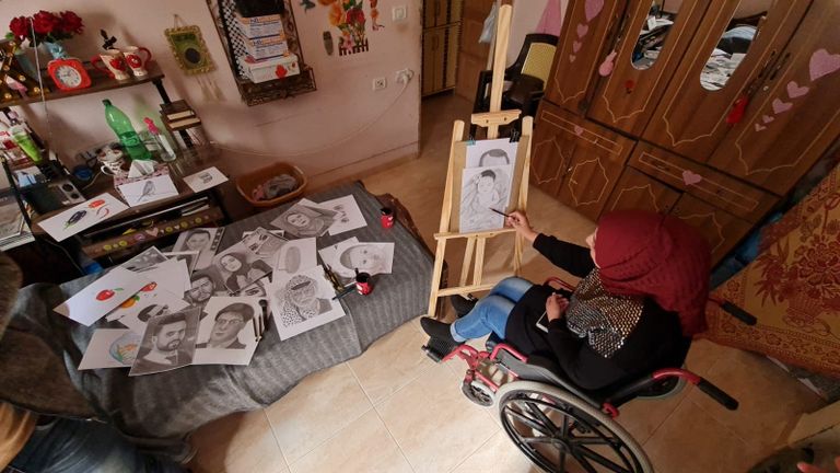 الفنانة كريمة النجار تعرض إحدى رسوماتها