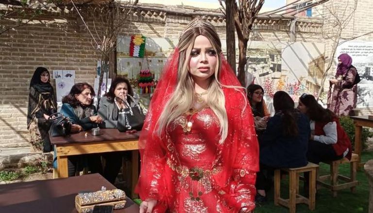 امرأة عراقية ترتدي ملابس من الفلكلور بمناسبة عيدها 