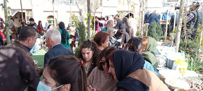 امرأة عراقية ترتدي ملابس من الفلكلور بمناسبة عيدها 