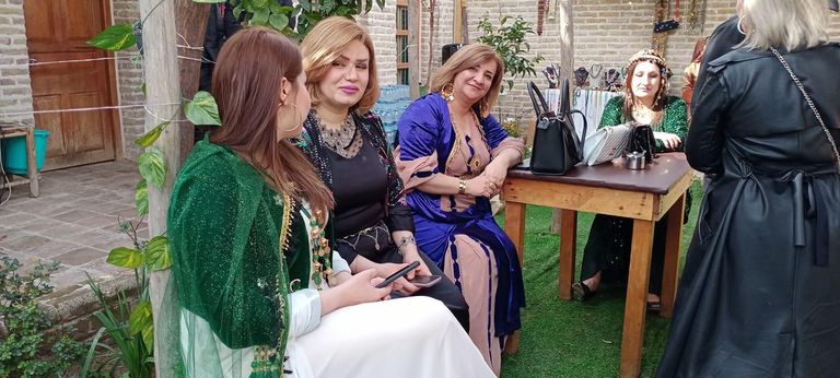 امرأة عراقية ترتدي ملابس من الفلكلور بمناسبة عيدها 