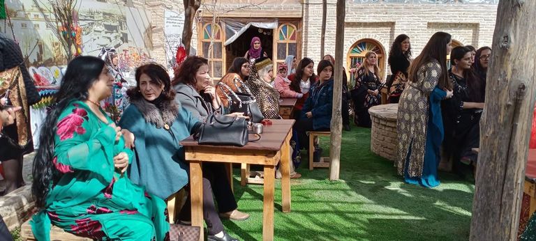 امرأة عراقية ترتدي ملابس من الفلكلور بمناسبة عيدها 