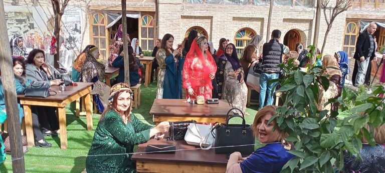 امرأة عراقية ترتدي ملابس من الفلكلور بمناسبة عيدها 