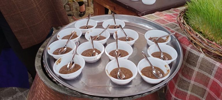 امرأة عراقية ترتدي ملابس من الفلكلور بمناسبة عيدها 