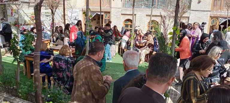 امرأة عراقية ترتدي ملابس من الفلكلور بمناسبة عيدها 