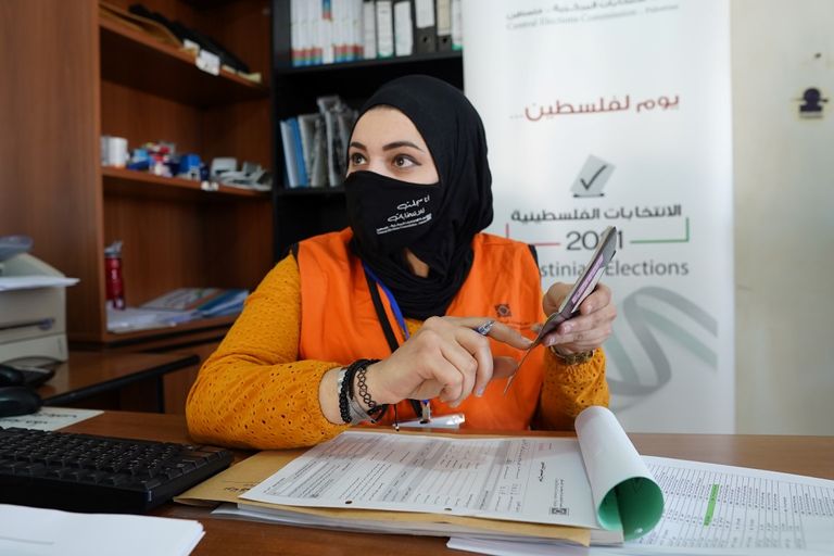 فلسطينية تسجل نفسها بمركز للانتخابات