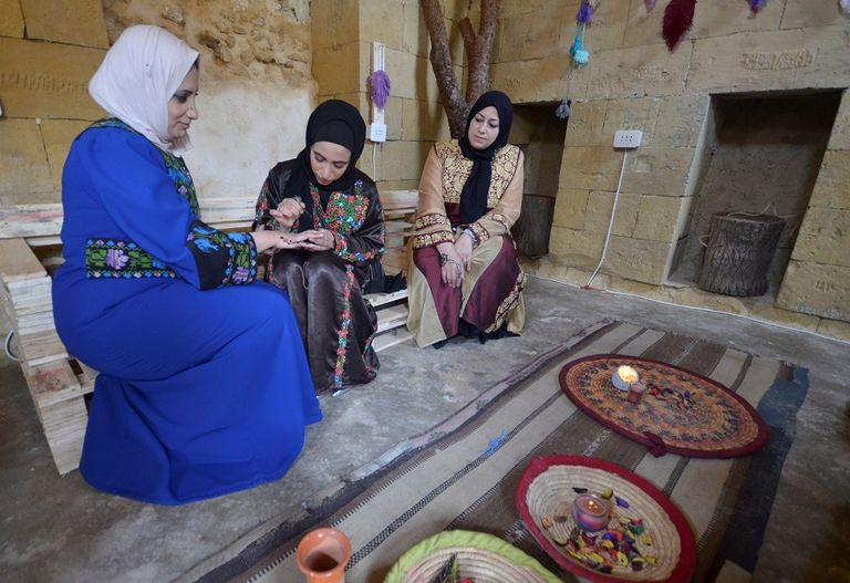 بلقيس العبادي ترسم بالحناء على القماش