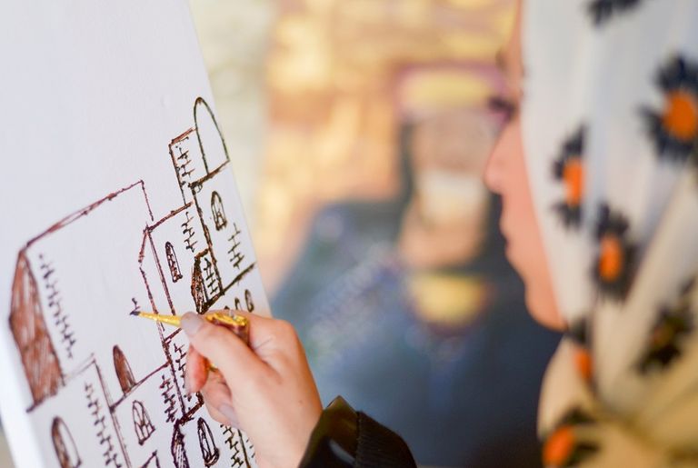 بلقيس العبادي ترسم بالحناء على القماش