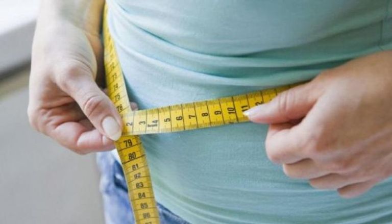 الكرش سيدة تتمرن داخل صالة رياضية