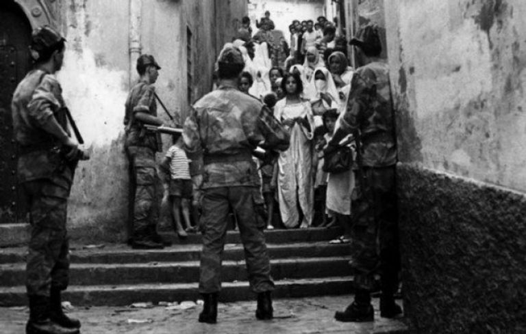 جنود فرنسيون يحاصرون نساء جزائريات في حي القصبة بالعاصمة 