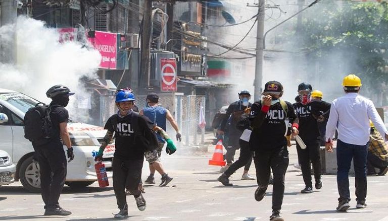 أعمال العنف من قبل الشرطة ضد المتظاهرين في ميانمار