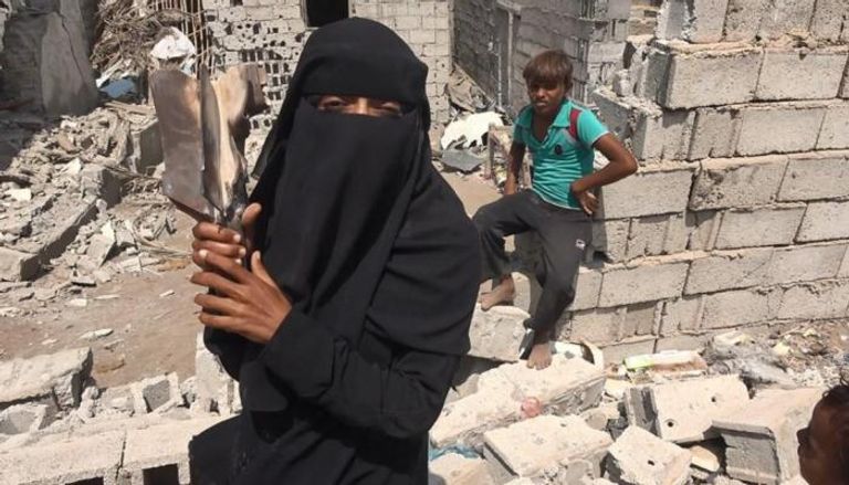 سيدة يمنية بيدها بقايا مقذوف حوثي سقط على منزلها بالحديدة