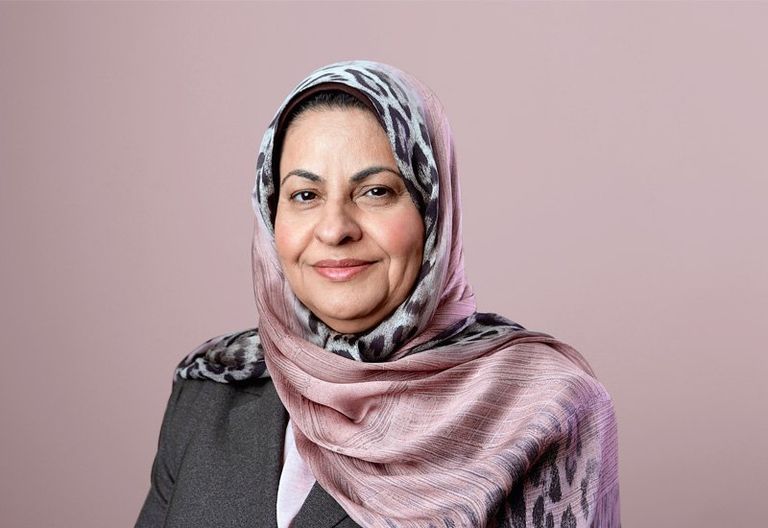 سارة أكبر أول مهندسة بترول كويتية تشارك في إطفاء حرائق الآبار التي أشعلها جنود النظام العراقي السابق أول قاضيات في تاريخ الكويت