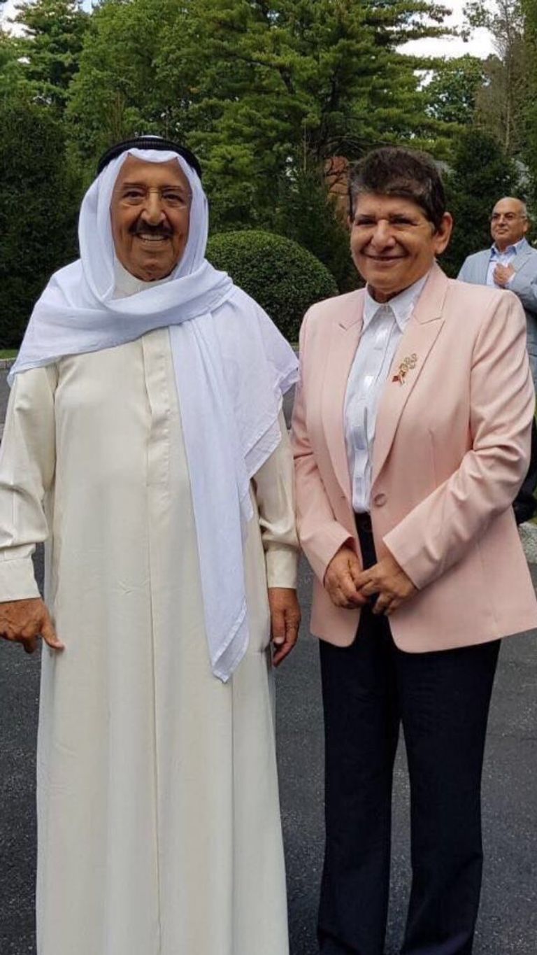 أمير الكويت الراحل الشيخ جابر الأحمد الجابر الصباح والدكتورة رشا الصباح أول امرأة تشغل منصب وكيل وزارة لوزارة التعليم العالي في الكويت أول قاضيات في تاريخ الكويت