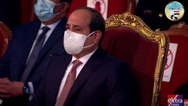 دموع السيسي تخطف أنظار المصريين