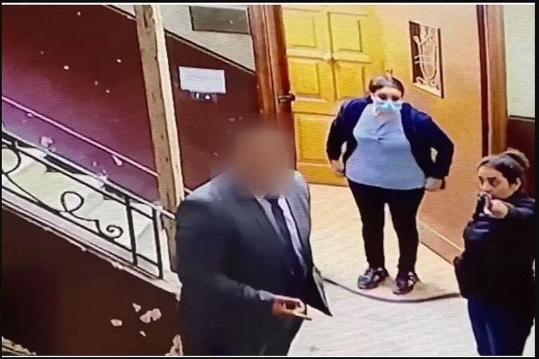 طفلة تتعرض لكتم أنفاسها ومنعها من الصراخ