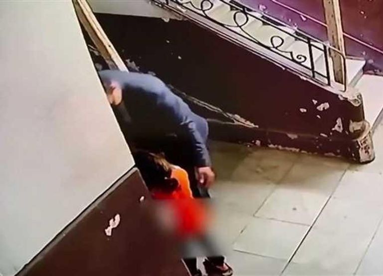 طفلة تتعرض لكتم أنفاسها ومنعها من الصراخ