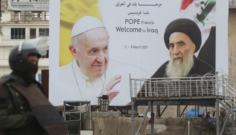 لافتة بالعراق تحتفي بلقاء البابا فرنسيس بالمرجع الشيعي الأعلى علي السيستاني
