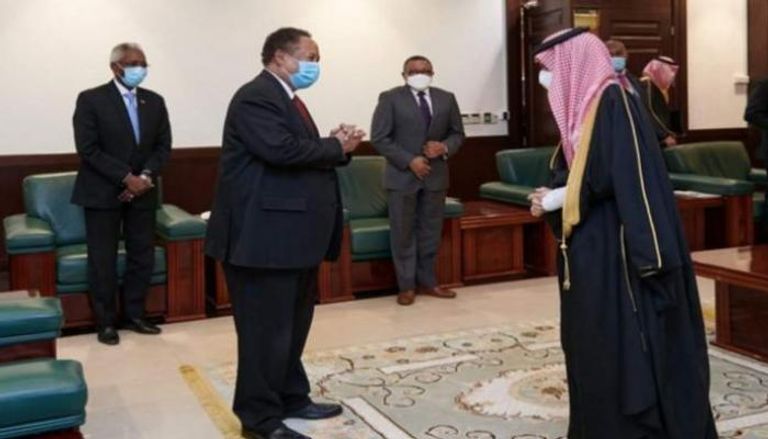 جانب من لقاء سابق لرئيس الوزراء السوداني ووزير الخارجية السعودي