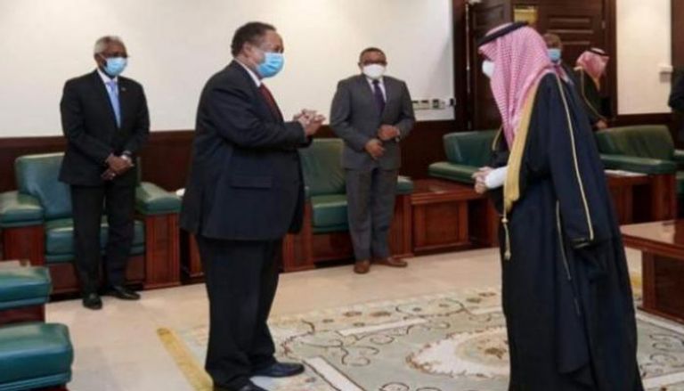 جانب من لقاء سابق لرئيس الوزراء السوداني ووزير الخارجية السعودي