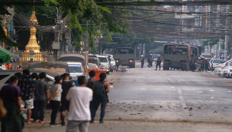 عناصر من الأمن في شوارع ميانمار- رويترز