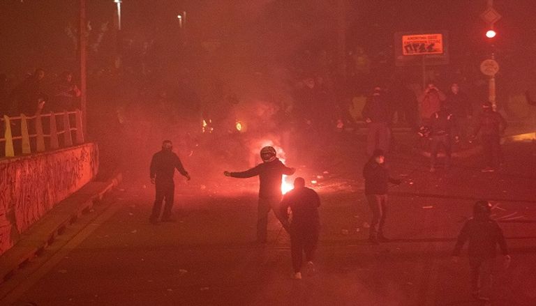 عنصر مصاب من الشرطة خلال الصدامات مع المتظاهرين في أثينا- رويترز