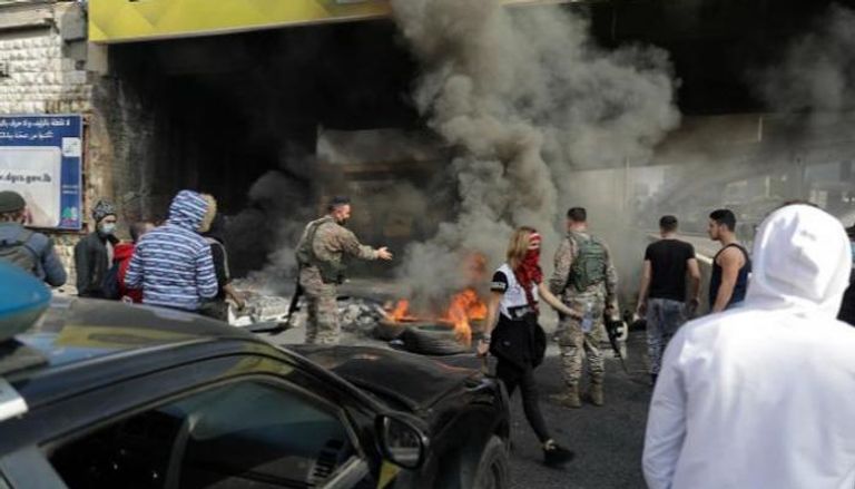محتجون يقطعون طرقا في لبنان - الفرنسية