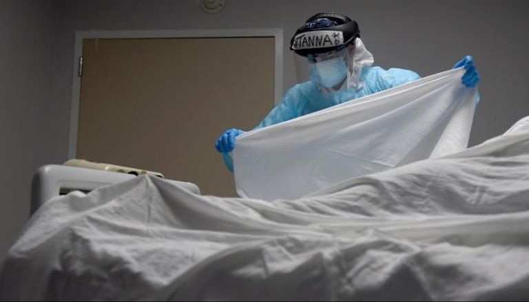 ممرضة تغطي جثة أمريكي توفي بفيروس كورونا في مستشفى بتكساس
